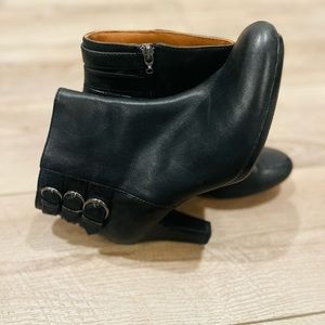 Clark’s Side Zipper Black Leather Boots Size 7.5 Excellent Condition